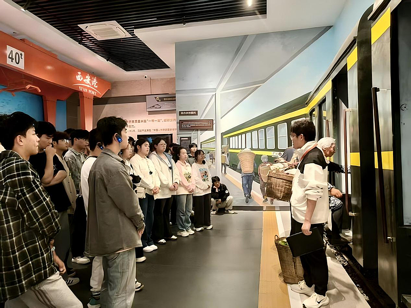 土木与铁道工程学院开展2025级新生专业认知与“道钉精神”教育实践活动